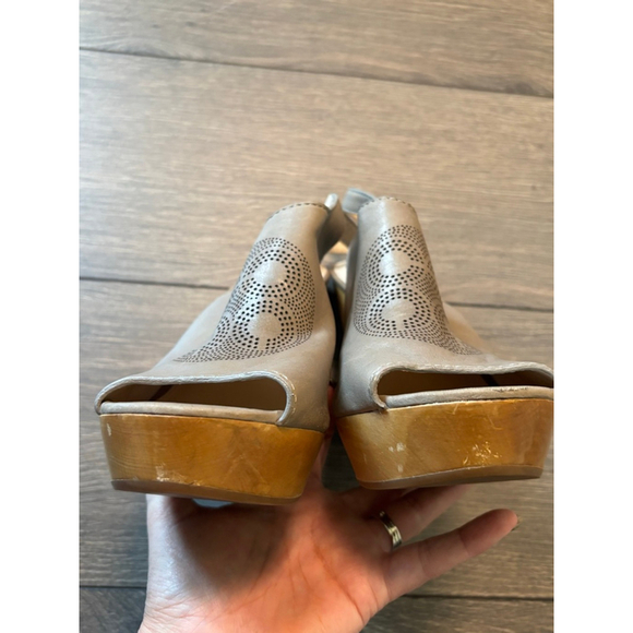 Coach Jade Wedge Platform Leather Laser Cut-out Open Peep Toe Taupe Gray W
11B - Picture 10 of 12